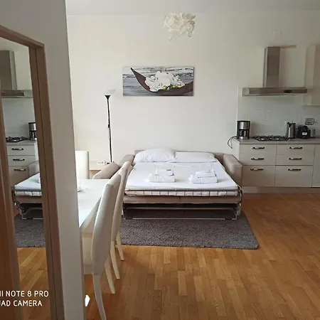 4 Star Friends Apartments - Self Check-In *